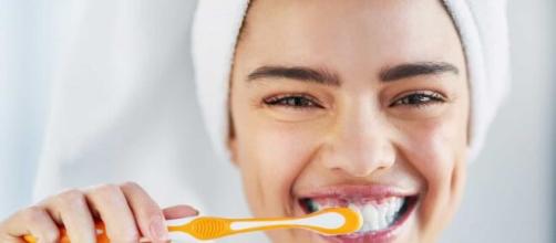 Escovar os dentes é um hábito mais do que ideal do brasileiro. (Arquivo Blasting News)