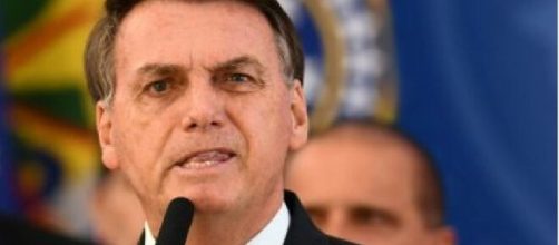 Bolsonaro ameaça jornalista após ser questionado sobre transações bancárias envolvendo sua esposa. (Arquivo Blasting News)