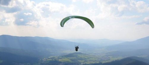 Domodossola, 17enne cade col parapendio in un canale e annega.