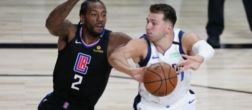 Kawhi Leonard e Luka Doncic são as principais estrelas no quinto jogo de playoffs da NBA entre Clippers e Mavericks. (Arquivo Blasting News)