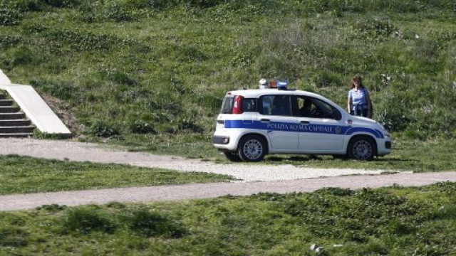 Milano, donna svenuta viene abusata da tre uomini: denunciati per violenza sessuale.