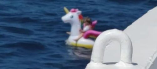 Menina de 5 anos é resgatada em alto mar. (Reprodução/YouTube)