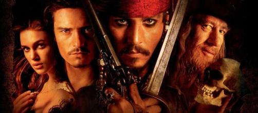 Keira Knightley, Orlando Bloom, Johnny Depp e Geoffrey Rush estrelaram a franquia 'Piratas do Caribe'. (Reprodução/YouTube)