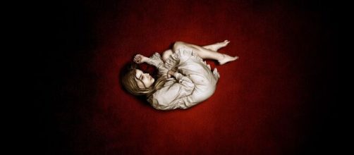 No filme 'Deixe-me Entrar', o pai da menina morre após lhe ceder todo o sangue. (Reprodução/Netflix)