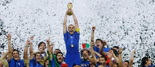A Itália levantou o tetracampeonato mundial em 2006, após bater a França nos pênaltis. (Arquivo Blasting News)