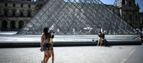 Due turiste passeggiano nei pressi del museo del Louvre, la mascherina obbligatoria per ogni zona della città.