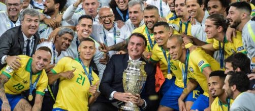 Jogadores d aSeleção Brasileira posam com Bolsonaro após título da Copa América, em 2019. (Arquivo Blasting News)
