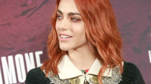 I tagli capelli scalati e tonalit&agrave; per l'autunno 2020: la frangia, le beach waves e il rosso