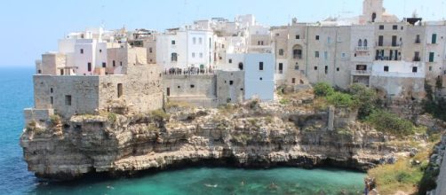 Bari, 25enne perde la vita dopo essere caduto dalla scogliera a Polignano a Mare.