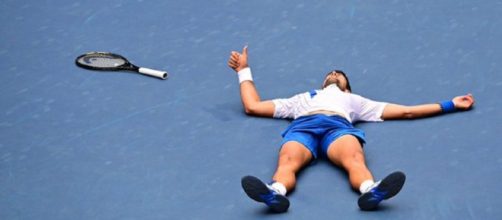 Pollice in alto per uno stremato Novak Djokovic: è in finale a Cincinnati (ph.Twitter @CincyTennis).