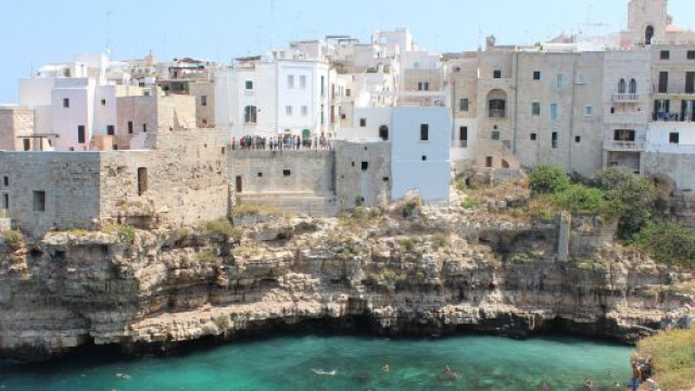 Bari, 25enne perde la vita dopo essere caduto dalla scogliera a Polignano a Mare.
