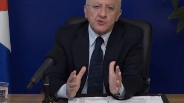 De Luca, nell'ultima diretta Facebook auguri ironici a Briatore e sfottò a Salvini definito 'venditore di cocco'.