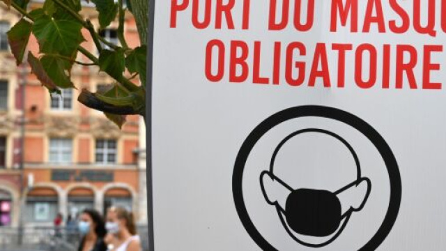 Le port du masque est désormais obligatoire, dans le but de contenir le coronavirus