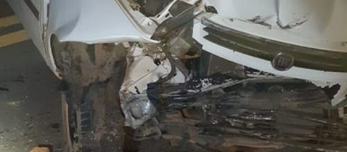 Acidente causa morte de menina de 5 anos / Veículo ficou completamente destruído após acidente em Amparo. (Divulgação/Polícia Rodoviária)
