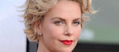 Charlize Theron felicemente single, spiega alla figlia: 'Non ho bisogno di un fidanzato'.