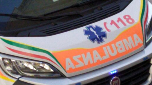 Lecce, si ribalta con l'auto sulla strada per il mare: ferito un uomo.