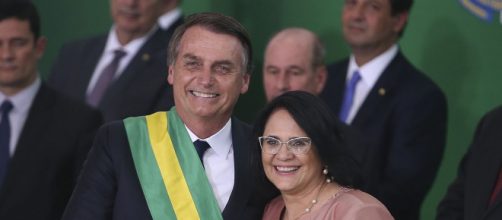 Jair Bolsonaro, presidente del Brasile, insieme a Damares Alves, ministra dei diritti delle donne.