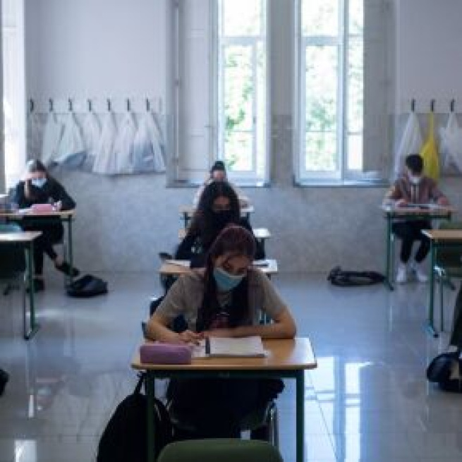 Universitarios vuelven a clases usando mascarillas