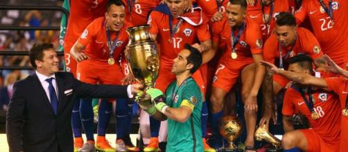 A seleção chilena foi bicampeã da Copa América em 2015 e 2016. (Arquivo Blasting News)