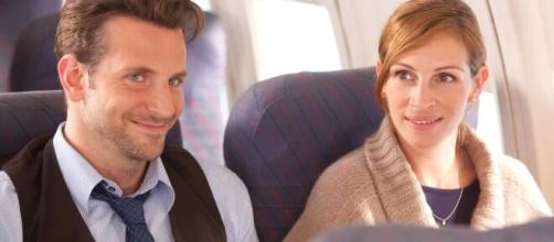 Casal em avião na cena do filme 'Idas e Vindas do Amor'. (Reprodução/YouTube)