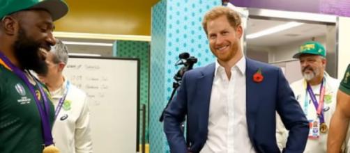 Prince Harry visits the South African rugby team in their dressing room. [Image Source: Breaking News/YouTube]