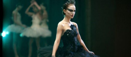 Bailarina do filme 'Cisne Negro' se apresentando. (Reprodução/YouTube)
