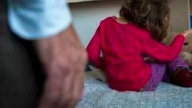 Madre vendeva i suoi tre figli per 20 euro: «Piccoli messi in fila per essere abusati».