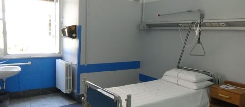 Un'anziana donna muore in ospedale e in reparto si dimenticano di avvertire la famiglia che ne viene a conoscenza giorni dopo.