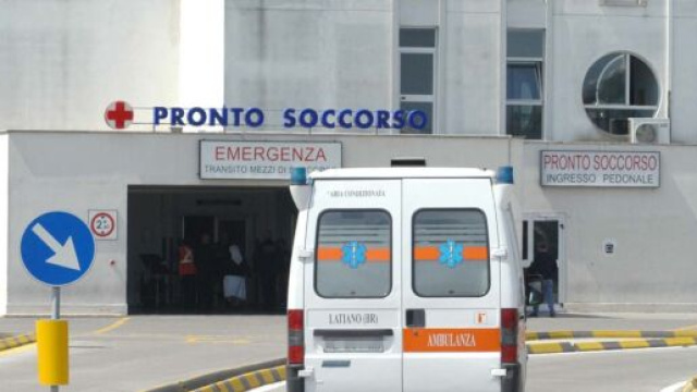 Brindisi, il 52enne ustionato dalla moglie con l'acido lotta per la vita in ospedale.