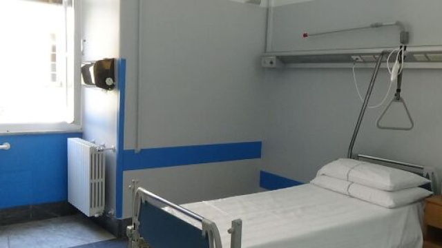 Un'anziana donna muore in ospedale e in reparto si dimenticano di avvertire la famiglia che ne viene a conoscenza giorni dopo.