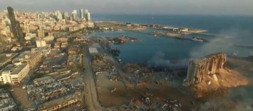 Explosão causa destruição no porto de Beirute, no Líbano. (Reprodução/Ruptly)