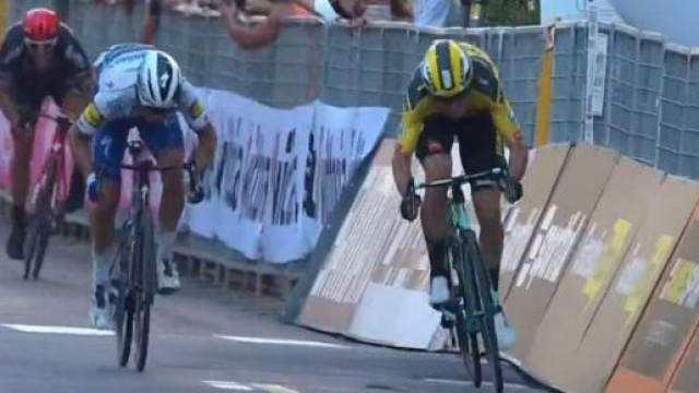 La volata tra van Aert e Alaphilippe alla Milano - Sanremo.