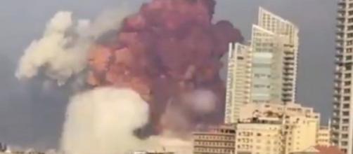 Momento da explosão no porto de Beirute, motivada por estoque excessivo de nitrato de amônio. (Arquivo Blasting News)