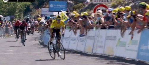 Primoz Roglic lanciato verso la vittoria al Tour de l'Ain.