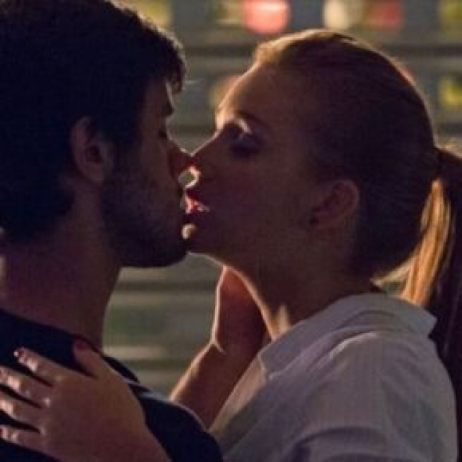 Eliza e Jonatas se beijam em "Totalmente Demais". (Reprodução/TV Globo)