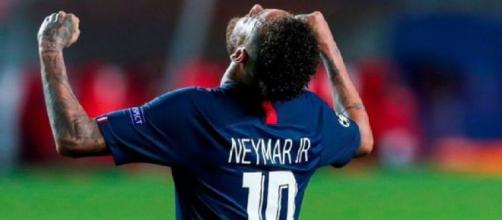 Neymar comemora gol pelo PSG. (Arquivo Blasting News)