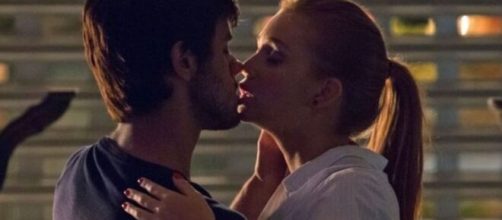 Eliza e Jonatas se beijam em "Totalmente Demais". (Reprodução/TV Globo)