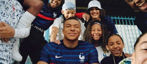 Kylian Mbappé avec le nouveau maillot domicile de l'équipe de France.