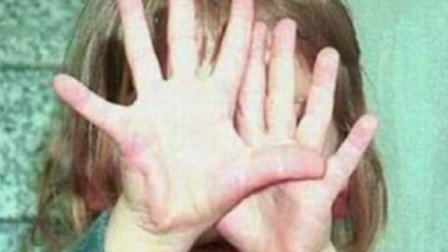 Bambina di 7 anni picchiata e violentata dal pap&agrave;: la mamma sapeva e non ha fatto nulla.
