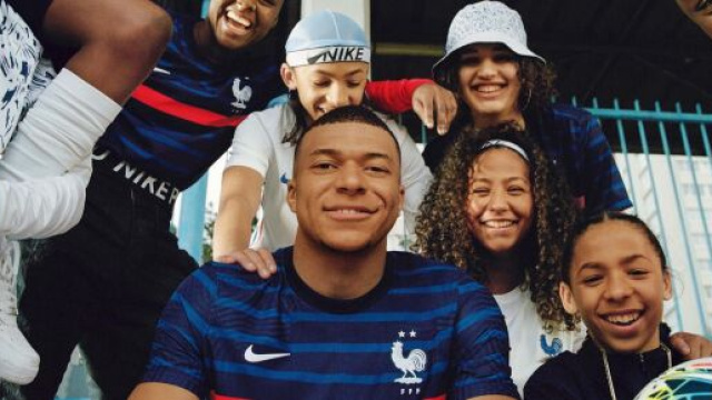Kylian Mbappé avec le nouveau maillot domicile de l'équipe de France.