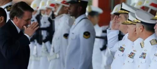 Presidente Jair Bolsonaro na companhia de militares. (Arquivo Blasting News)