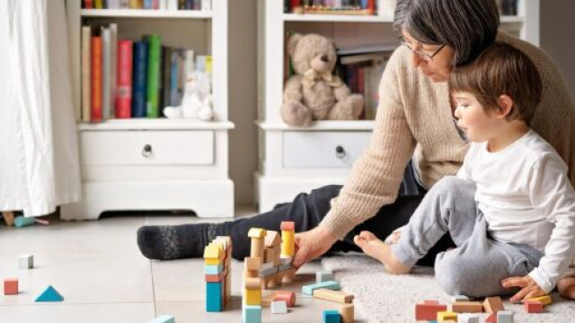 Nuovo contratto lavoro domestico, molte le novità per baby sitter e famiglie.