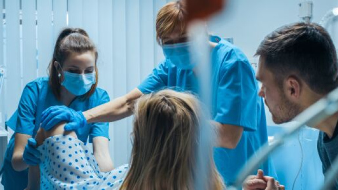 il porte plainte contre les femmes qui font trop de bruits à la maternité