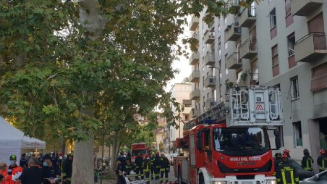 Milano, esplosione in un palazzo in via Libia: otto feriti, grave un 30enne.