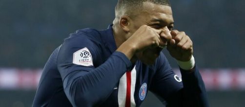 Kylian Mbappé clashe un supporter du PSG, la Toile s'enflamme