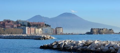 Napoli, sparatoria con tre feriti per un probabile sguardo di troppo