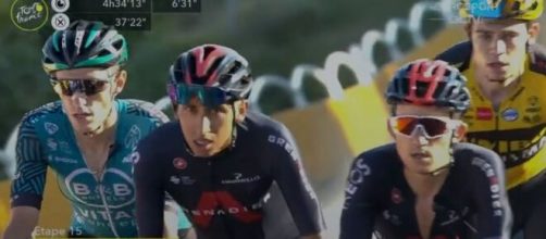 Egan Bernal nella tappa del Grand Colombier del Tour de France.