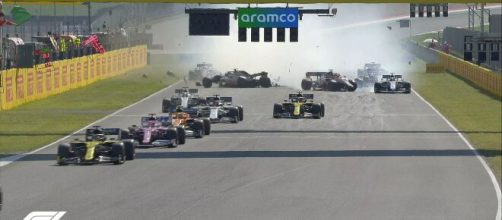 F1, Mugello: l'incidente sul rettilineo che ha portato ad un maxi tamponamento.