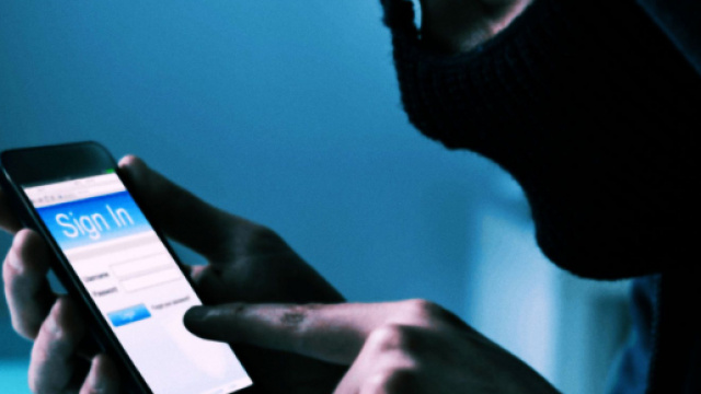 La polizia consiglia di non rispondere mai a sms sospetti.