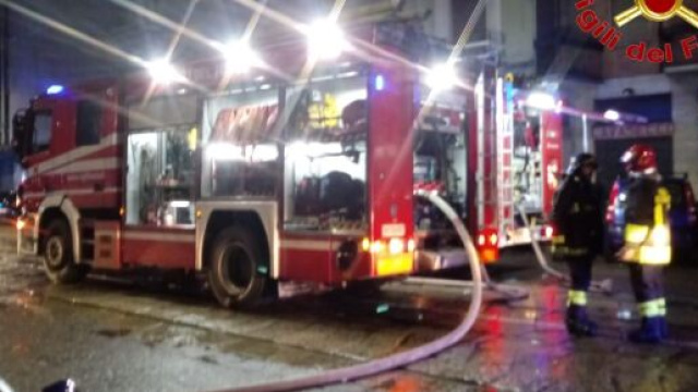 Milano, incendio nell'appartamento di un palazzo: deceduto un uomo di 62 anni.